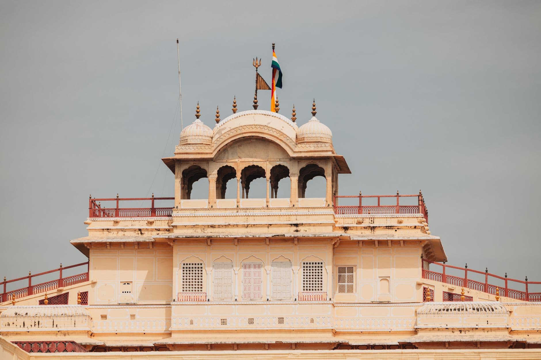 Travel Agency Websites — A stunning view of the intricate architecture of City Palace, Jaipur, showcasing Rajasthani design.